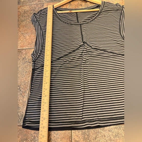 Lululemon get sweat tee silver stripe black short sleeve size 8 - Picture 6 of 8